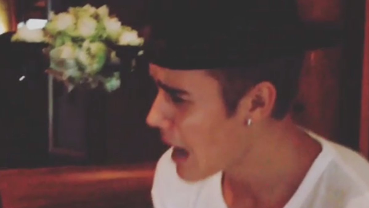 Justin gör en parodi av Rockys berömda "gråtvideo". 